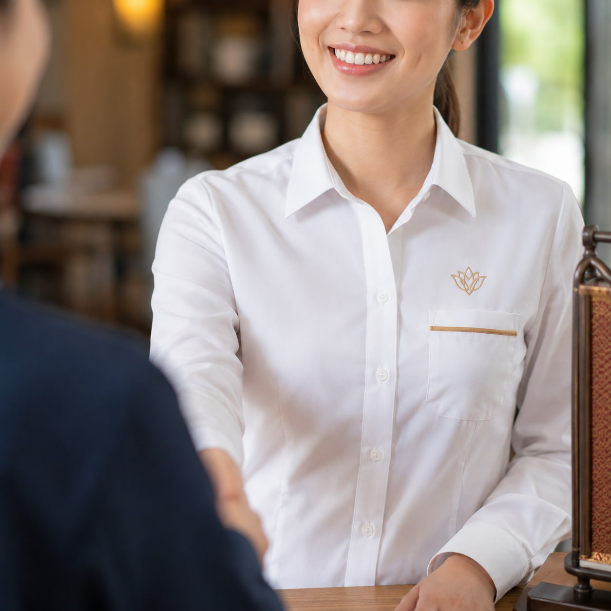 May Đồng Phục Lễ Tân Khách Sạn Theo Yêu Cầu - 3 Kiểu Dáng Sang Trọng 6 Áo thun co giãn thấm hút mồ hôi - Smart Trend